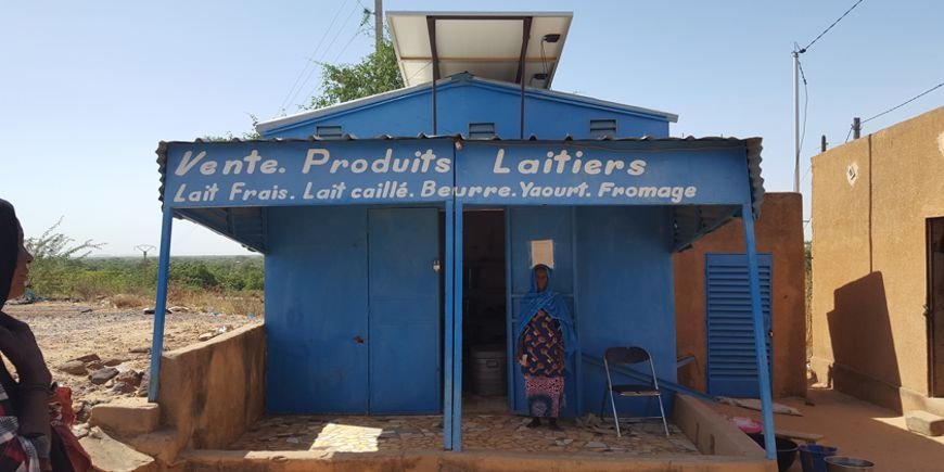 Système de réfrigérateur solaire pour un commerce de produits laitiers NIGER